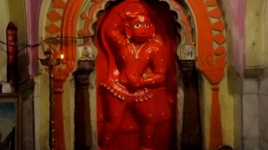 शिराळ्याचा मारुती - सांगली जिल्ह्यात पहिला मारुती. बत्तीस शिराळा गावच्या मुख्य बस स्थानकाजवळच हे मारुतीचे मंदिर आहे. तब्बल 7 फूट उंच अशी इथे उत्तर दिशेला तोंड असलेली मारुतीची सुंदर मूर्ती या ठिकाणी आहे. इथे मूर्तीच्या चेहऱ्यावर सूर्योदय आणि सूर्यास्तावेळी प्रकाश पडतो, हे या ठिकाणचे अजून एक वैशिष्ट्य