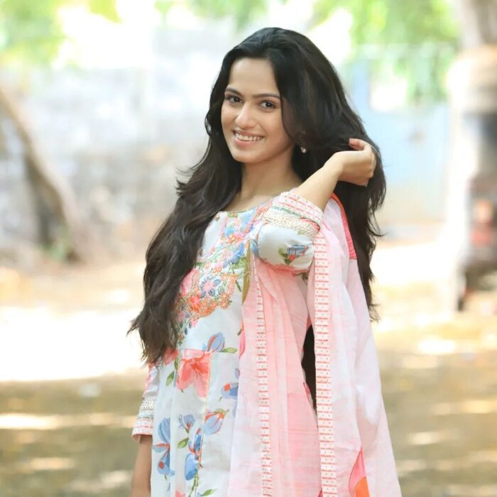  या मालिकेमुळे शिवानीला प्रचंड लोकप्रियता मिळाली होती. आज शिवानी बावकर आपला वाढदिवस साजरा करत आहे. यानिमित्ताने अभिनेत्रीबाबत एक खास गोष्ट जाणून घेऊया. 