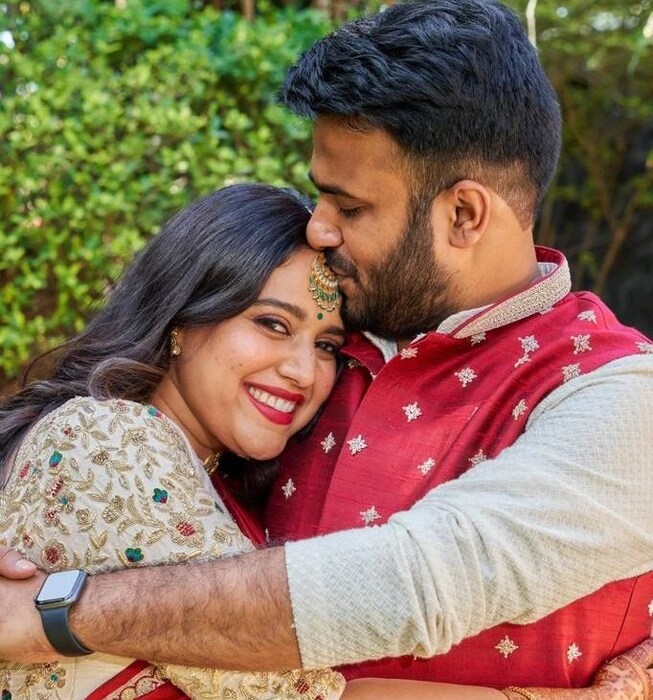तिच्या कुटुंबातील एका जवळच्या स्त्रोताने डेस्टिनेशन वेडिंगऐवजी स्वरा दिल्लीतील तिच्या आजोबा आणि आजीच्या घरी लग्नगाठ बांधणार आहेत असा खुलासा केला आहे. 