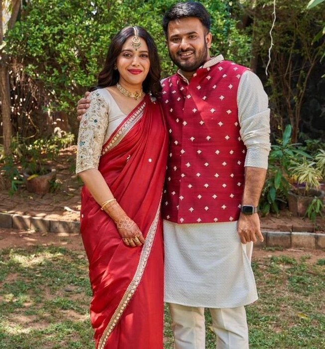 तिच्या कुटुंबातील एका जवळच्या स्त्रोताने डेस्टिनेशन वेडिंगऐवजी स्वरा दिल्लीतील तिच्या आजोबा आणि आजीच्या घरी लग्नगाठ बांधणार आहेत असा खुलासा केला आहे. 