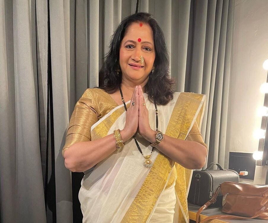 झी मराठीच्या अवॉर्ड’ सोहळ्यात अलका कुबल यांना 'माहेरची साडी २ मध्ये अलका कुबल सुनेचा छळ करताना दिसणार आहेत, असं आम्हाला कळलं', असं विचारण्यात आलं.