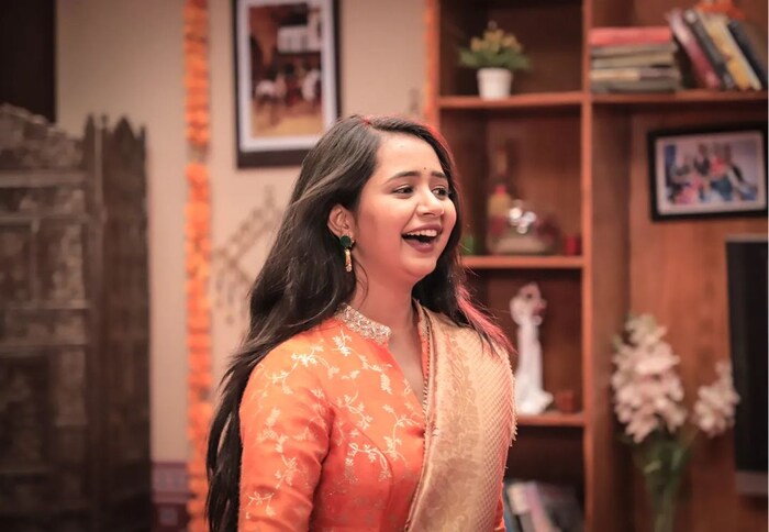 यामध्ये अभिनेत्री एका कॅफेत बसलेली दिसून येत आहे. गौरी डेटवर गेलेली दिसून येत आहे. 