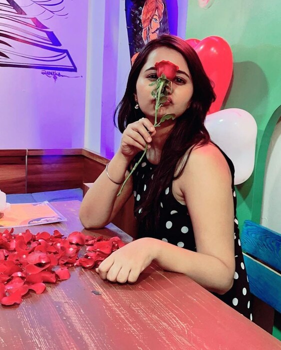  अभिनेत्रीच्या हातात गुलाबाचे फुल आणि लाल रंगाचे फुगे दिसून येत आहेत. गौरी अगदी रोमँटिक अंदाजात दिसून येत आहे.