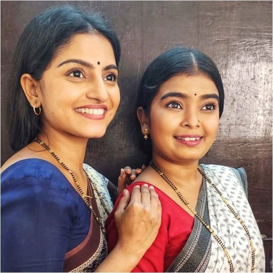 [object Object], अंजी गुड्डीला तिची साडी नेसून घरात पाठवते आणि स्वत: पश्याला भेटण्यासाठी घराबाहेर पडते.