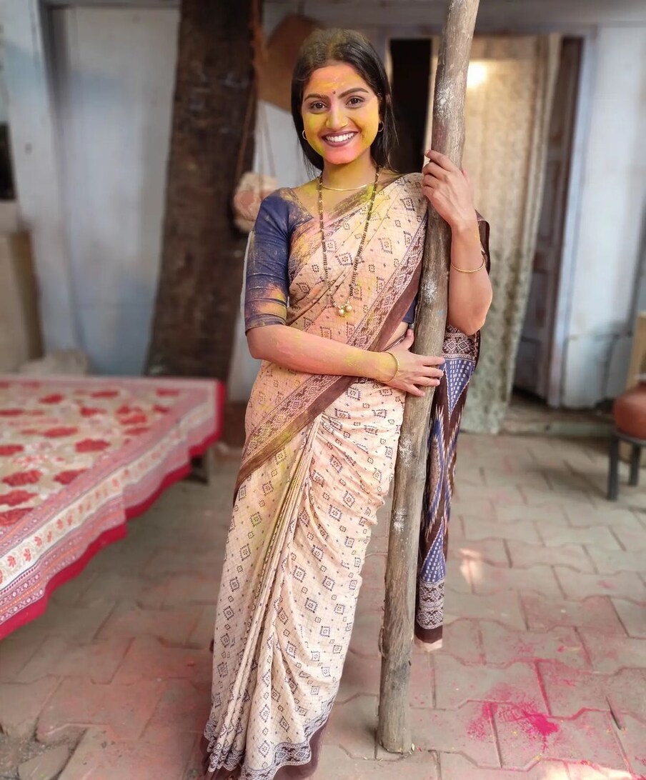[object Object], मालिकेच्या येत्या भागात अंजी होळी खेळण्यासाठी पश्याला भेटायला जाते. अंजी बाहेर गेल्यानंतर आता घरात नवी अंजी येणार आहे.