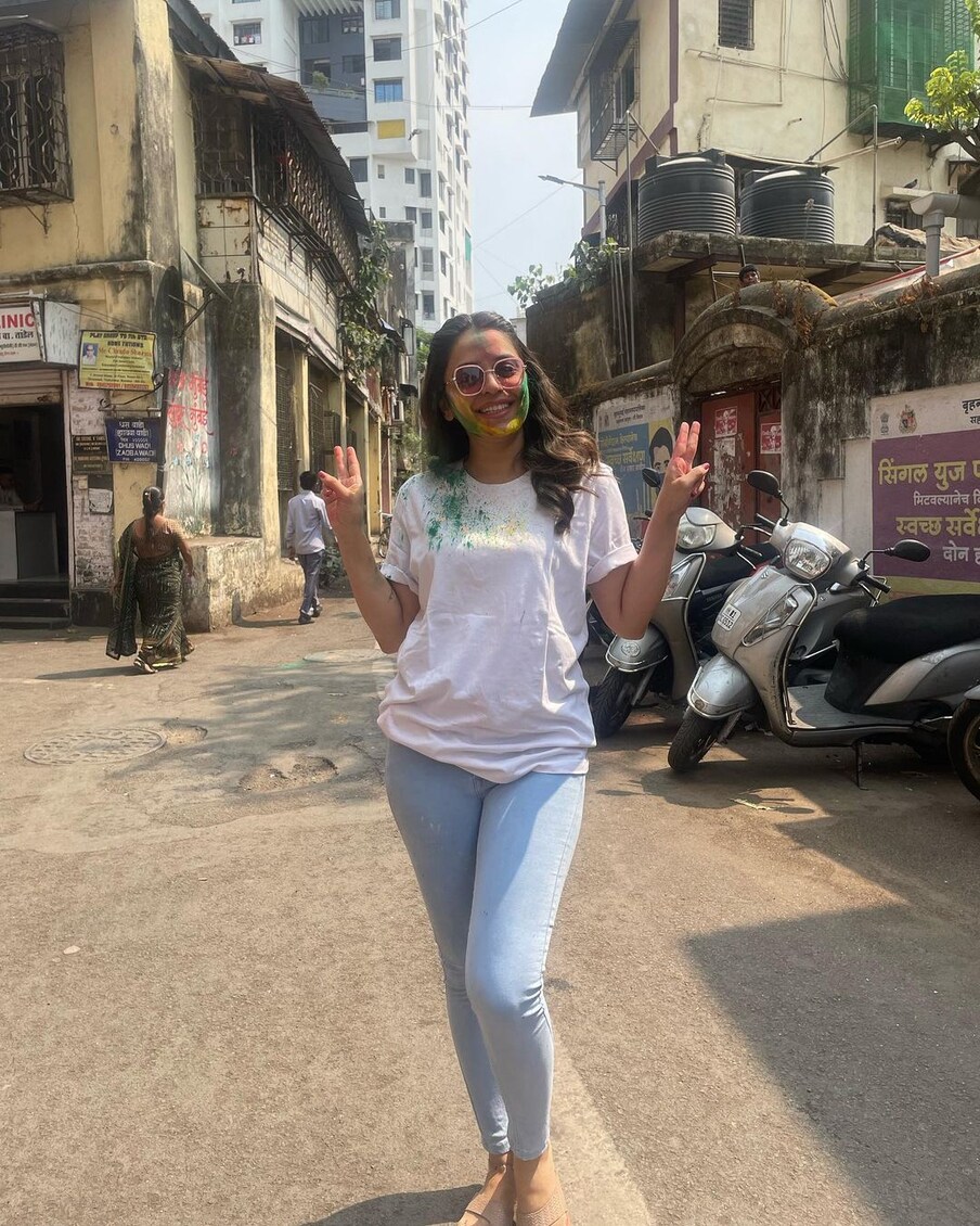 [object Object], अभिनेत्री कुंजिका काळवींटनं गिरगावातील चाळीत धुळवडीची मज्जा लुटली.