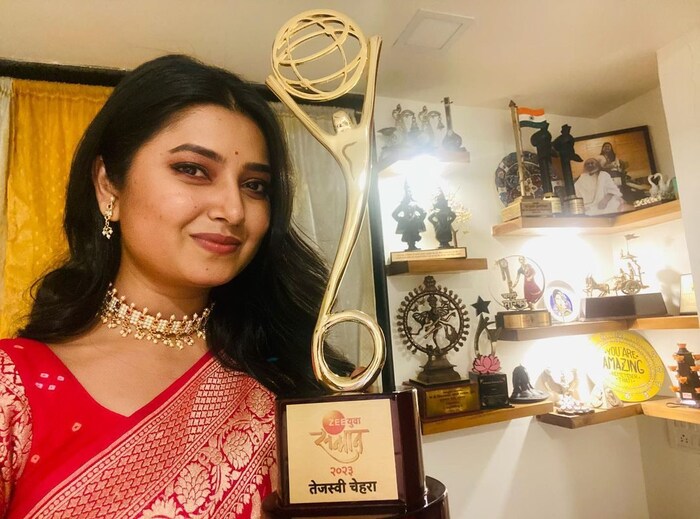 प्राजक्तानं या पुरस्कारासोबत घरात अन्य पुरस्कार ठेवलेली जागा चाहत्यांना दाखवत लिहिलं आहे कि, 'घरातले 2 कोपरे कौतूकानं भरत चाललेत ह्याचा खूप आनंद आहे…'