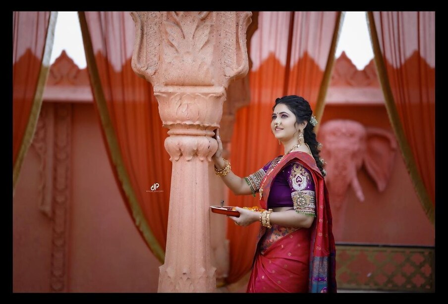 वीणाने सुंदर अशी काठपदर साडी नेसली आहे. शिवाय त्याला साजेशी हेअरस्टाईल केली आहे. 