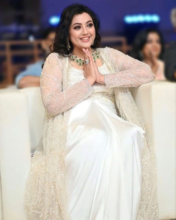  गेल्या वर्षी लंग इन्फेक्शनमुळे मीनाच्या पतीचं निधन झालं होतं. ते के सॉफ्टवेअर इंजिनिअर होते. या दोघांना एक मुलगीसुद्धा आहे. 