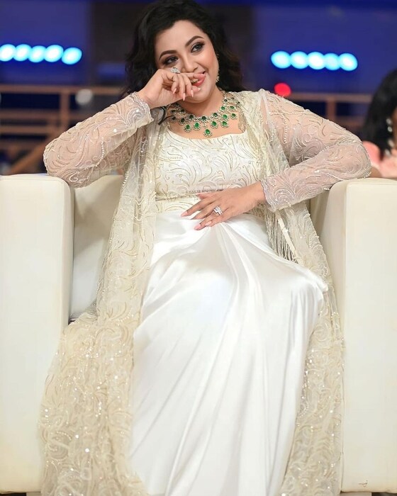  सध्या धनुषचं नाव अभिनेत्री मीनासोबत जोडलं जात आहे. मीना ही साऊथमधील प्रसिद्ध अभिनेत्री आहे. 