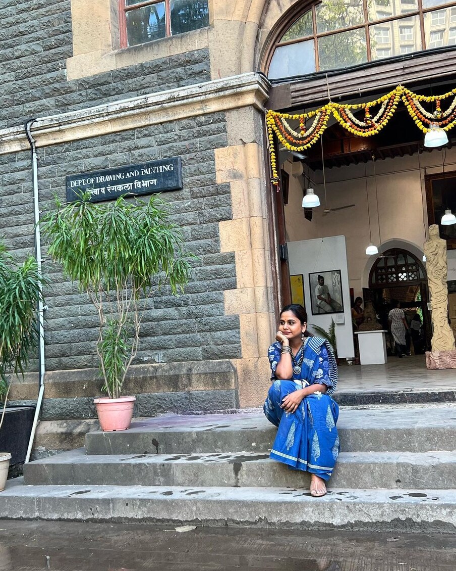 [object Object], कॉलेजमध्ये जाताच हेमांगीनं प्रत्येक कोपऱ्यात, आवडत्या जागी फोटो काढून ते पोस्ट केलेत. त्यासह छान पोस्ट देखील लिहिली आहे.