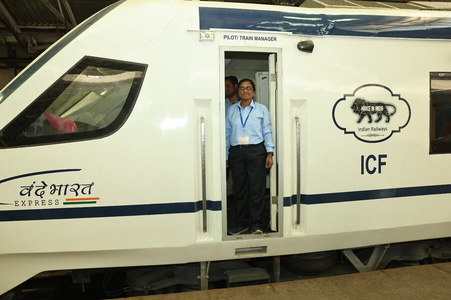 सोलापूर-CSMT वंदे भारत एक्स्प्रेस ट्रेन चालवताना पहिल्या महिला लोको पायलट सुरेखा यादव यांनी मध्य रेल्वेच्या शिरपेचात एक महिला वंदे भारत एक्सप्रेस लोको पायलट म्हणून नाव कोरले आहे.