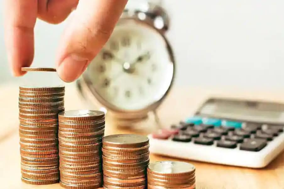 Tax Saving: टॅक्स सेव्हिंगमध्ये इन्वेस्टमेंट केली नसेल तर तुम्ही घाई करायला हवी. कारण तुमच्याकडे अवघे 15 दिवस शिल्लक आहेत. टॅक्स बचत गुंतवणूक करण्याची अखेरची तारीख  31 मार्च 2023 आहे. टॅक्स वाचवण्यासाठी तुम्हाला जर गुंतवणूक करायची असेल तर त्वरित करुन घ्या. जुन्या टॅक्स स्लॅबमधून तुम्ही कर भरल्यास कलम 80C, 80D, 80TTB, 80E, 80G अंतर्गत तुम्हाला सवलत मिळेल. टॅक्स भरण्यात तुम्हाला सूट मिळेल. आज आपण काही खास गुंतवणूक स्किमविषयी जाणून घेणार आहोत. 
