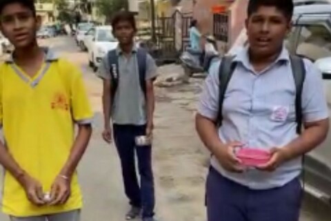 चिमुकल्यांनी रस्त्यावरील खड्डे बुजवले  