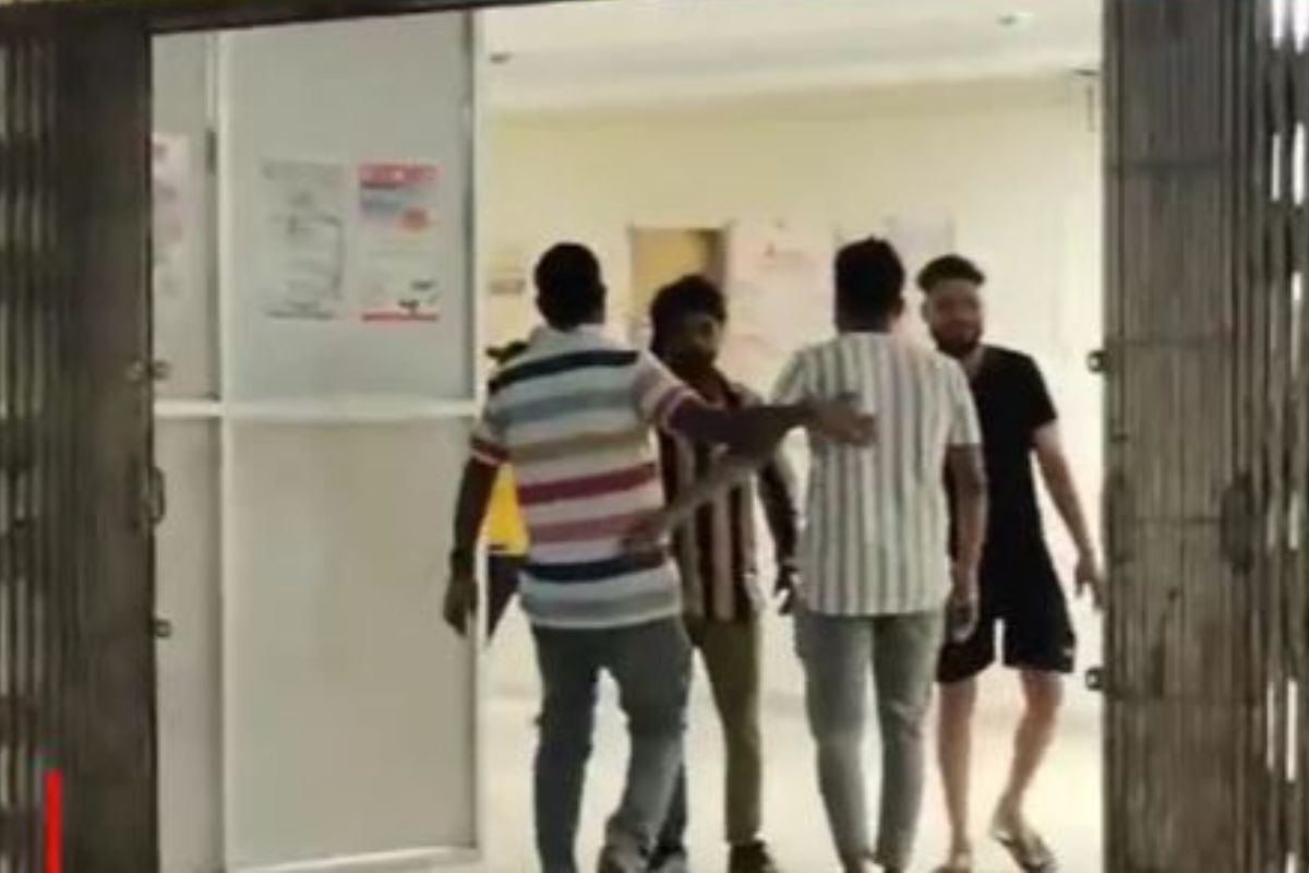 डॉक्टर आहे की गुन्हेगार? अशा अवस्थेत रुग्णालयात पोहोचला की त्यालाच सावरायला लागले लोक
