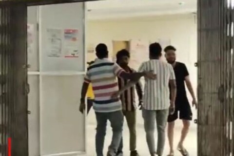 शनिवारी रात्री 10.30 च्या सुमारास तर तो दारू पिऊन थेट हॉस्पिटलमध्ये आला, आणि बर्न वॉर्डमध्ये उपचारासाठी दाखल केलेल्या रुग्णाला त्यानं विविध प्रश्न विचारण्यास सुरुवात केली.