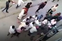 गल्लीतील भांडणाचा व्हिडिओ बनवत होता; इतक्यात असं काही घडलं की क्षणात गेला जीव गल्लीतील भांडणाचा व्हिडिओ बनवत होता; इतक्यात असं काही घडलं की क्षणात गेला जीव
