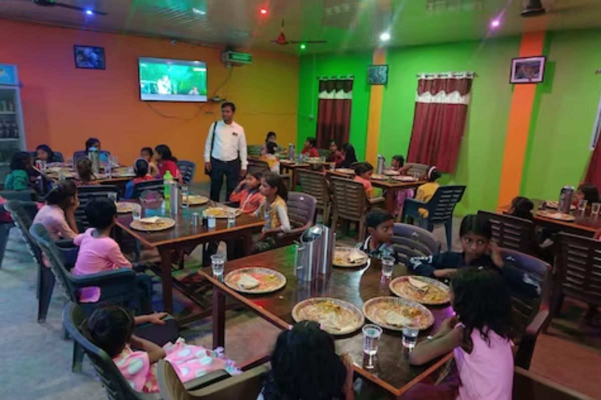 मन मोठं लागतं! लग्नाच्या वाढदिवसानिमित्त सामान्य दुकानदाराने गरीब मुलांसाठी केलेलं काम जाणून वाटेल अभिमान