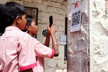 मनपा शाळेत विद्यार्थ्यांना QR कोडनं शिक्षण, पाहा का लढवली शिक्षकानं शक्कल Photos