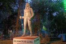 Nagpur News: नागपुरातील वॉकर्स स्ट्रीटवर अवतरली 'ग्लॅमर गर्ल', पाहा Photos