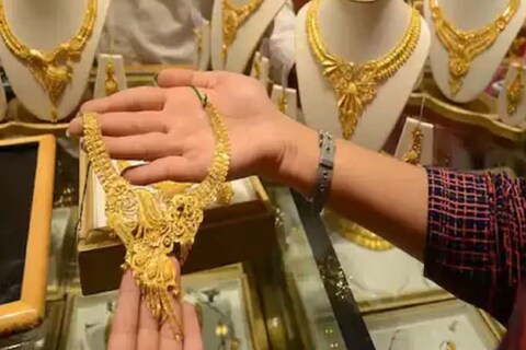 आज सोन्याच्या दरात परत एकदा 400 रुपयांची वाढ झाली आहे. नागपूर सराफा बाजारात सोन्याचा आजचा दर 59 हजार 500 रुपयांवर आहे.