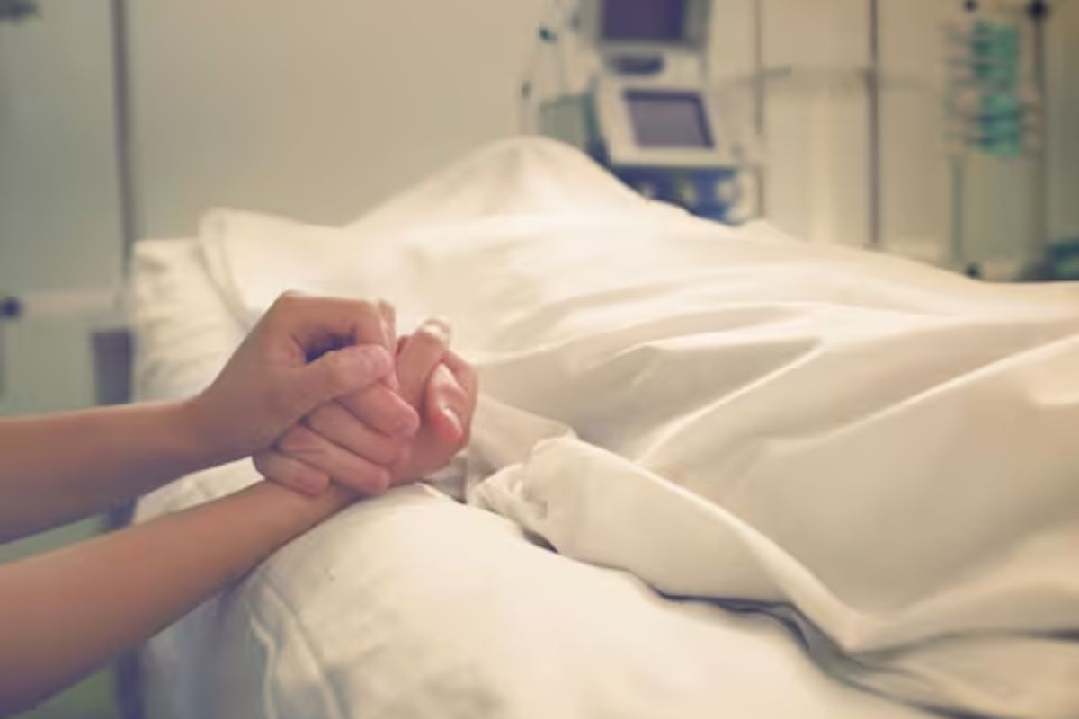 13 वर्ष आईच्या मृतदेहासोबत राहिला; सोफ्यावर बसवायचा अन् गप्पाही मारायचा, कारण जाणून बसेल धक्का