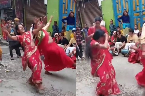 व्हायरल झालेल्या व्हिडिओमध्ये काही लोक घराबाहेर रस्त्यावर बसलेले दिसत आहेत, तर लाल साडीतील तीन महिला अनोख्या शैलीत नाचताना दिसत आहेत