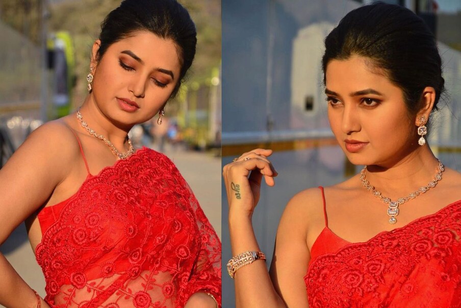 पाजक्तानं नुकतेच तिचे लाल साडीतीले सुंदर फोटो सोशल मीडियावर शेअर केले आहेत.