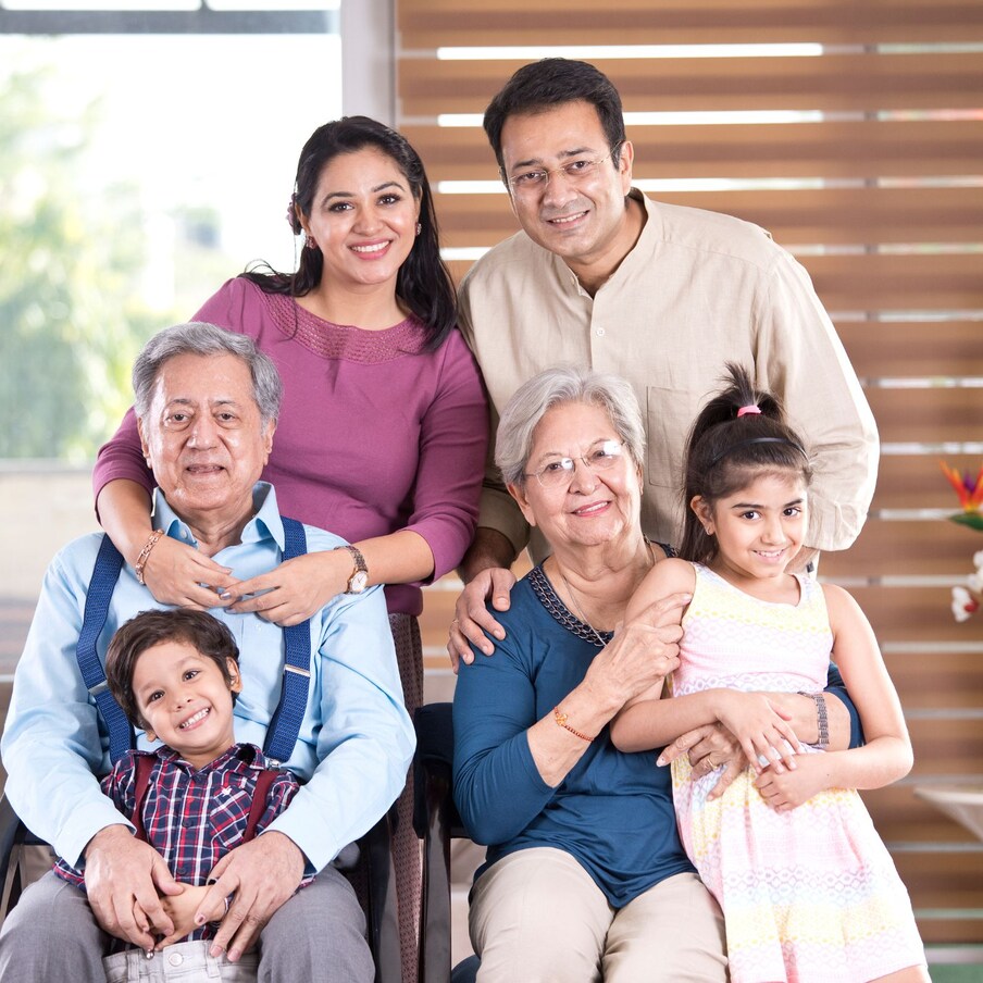 आपल्या जीवनात वास्तुशास्त्राचे खूप महत्त्व आहे. घराची वास्तू खराब असेल तर त्याचा विपरीत परिणाम कुटुंबावर होतो. त्यामुळे घरात भांडणे, वाद सुरू होतात. अशा परिस्थितीत, आज आपण शूज आणि चप्पलशी संबंधित काही वास्तु नियम जाणून घेणार आहोत, 