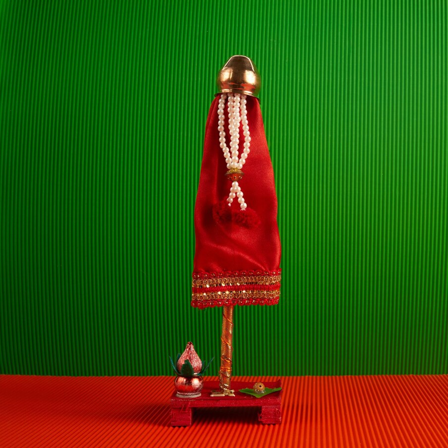 कलश: गुढीवर तांब्या उलटा जमिनीच्या दिशेने तोंड करुन ठेवला जातो. जमिनीमार्फत ऊर्जा आपल्या घराकडे, कुटुंबाकडे यावी, हे मुख्य कारण असते 