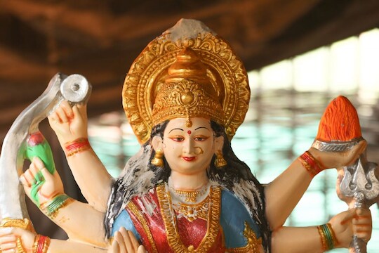 नवरात्रीत हिरव्या कपड्यात गुंडाळून ही वस्तू करा दान, नवदुर्गांचा मिळेल आशीर्वाद