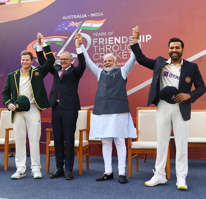 पंतप्रधान नरेंद्र मोदी यांचे मैदानावर भारताचा कर्णधार रोहित शर्माने स्वागत केले. यानंतर ऑस्ट्रेलियाचा कर्णधार स्टीव्ह स्मिथ आणि रोहित शर्मा यांना दोन्ही देशांच्या पंतप्रधानांनी कसोटी कॅप दिली.