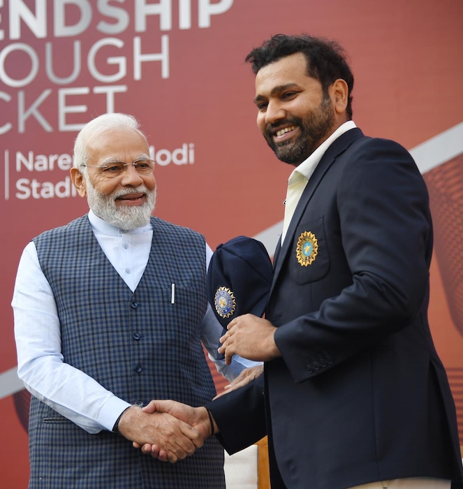 भारत आणि ऑस्ट्रेलिया यांच्यात पहिली क्रिकेट मालिका नोव्हेंबर १९४७ ते फेब्रुवारी १९४८ या कालावधीत झाली होती. ही मालिका पाच कसोटी सामन्यांची होती.