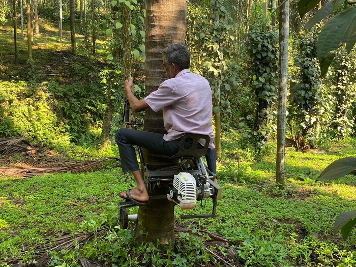 2019मध्ये कर्नाटकातील एका माणसाने झाडावरून फळं तोडण्यासाठी शेतकऱ्यांना येत असलेल्या समस्या ओळखून त्यावर तोडगा काढला होता. त्याने सुपारीच्या झाडावर पटकन चढण्यासाठी वापरता येणारं एक उपकरण तयार केलं होतं. त्याच्या या उपकरणाने बिझनेस टायकून आनंद महिंद्रा यांचंही लक्ष वेधलं होतं. 