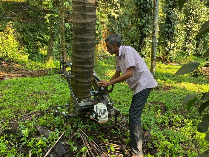 ‘ट्री बाइक’ची ट्रायल यशस्वी झाल्यानंतर त्याला याचं डिझाइन आणि डिव्हाइस विकता आलं असतं; पण त्याने असं केलं नाही, तो विचार करत राहिला आणि या मशीनमध्ये सुधारणा करण्यासाठी नवनवीन मार्ग वापरत राहिला. कोमाले गणपती भट असं या अवलियाचं नाव आहे.
