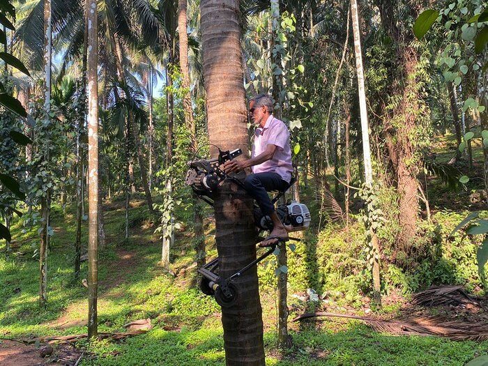 “लोक मला वारंवार विचारत होते की मी असं काही यंत्र बनवू शकतो का, जे सुपारीसह इतर झाडांवरही चढण्यासाठी उपयुक्त ठरेल. म्हणून मी बर्‍याच चाचण्या केल्या, काही तज्ज्ञांशी संपर्क साधला आणि हे नवीन मशीन बनवलं,” असं कर्नाटकातल्या दक्षिण कन्नड जिल्ह्यातल्या बंटवालचे कोमाले गणपती भट म्हणाले.