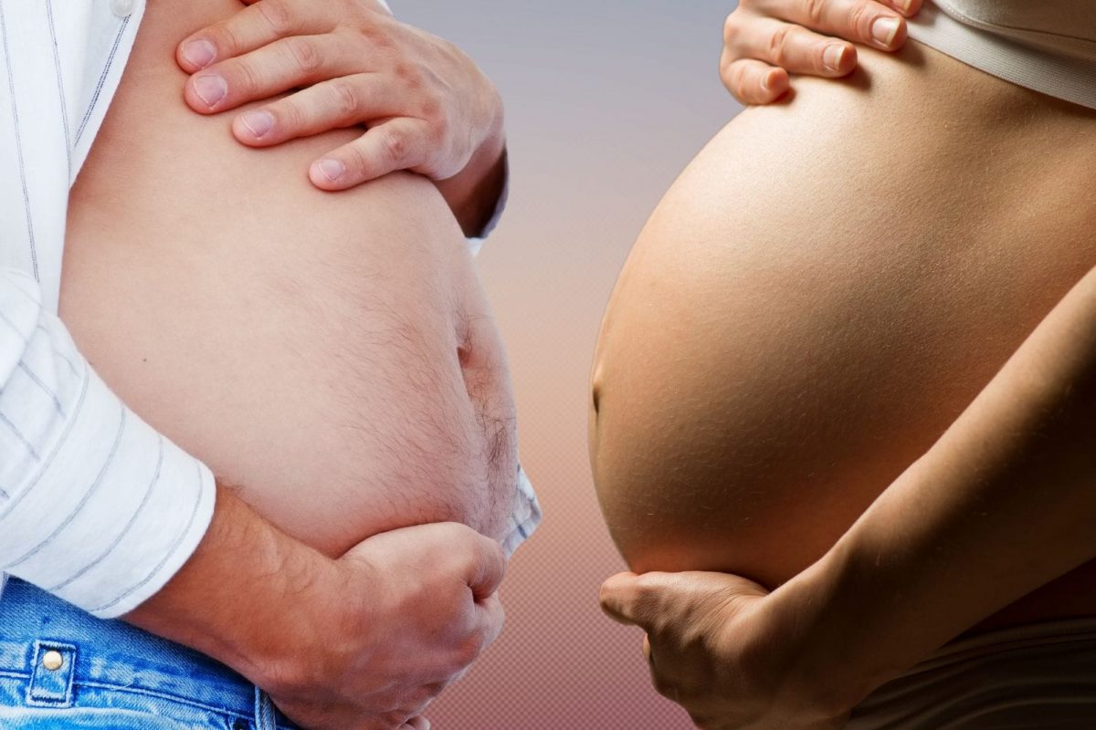 पत्नीसोबत पतीमध्येही दिसतात प्रेग्न्सीची लक्षणं. (प्रतीकात्मक फोटो/सौजन्य-Canva)