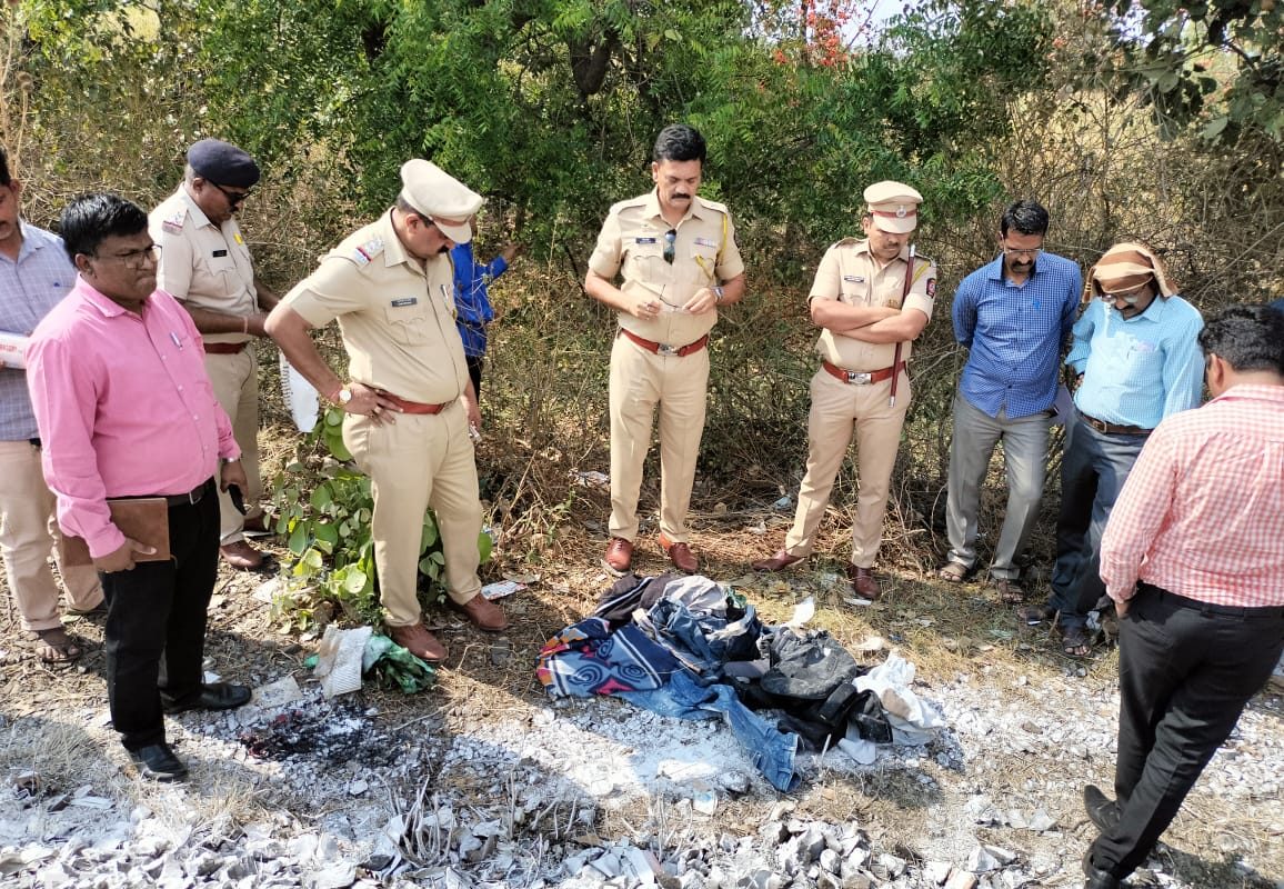 धावत्या एक्सप्रेसमध्ये प्रवाशाच्या बॅगने घेतला पेट