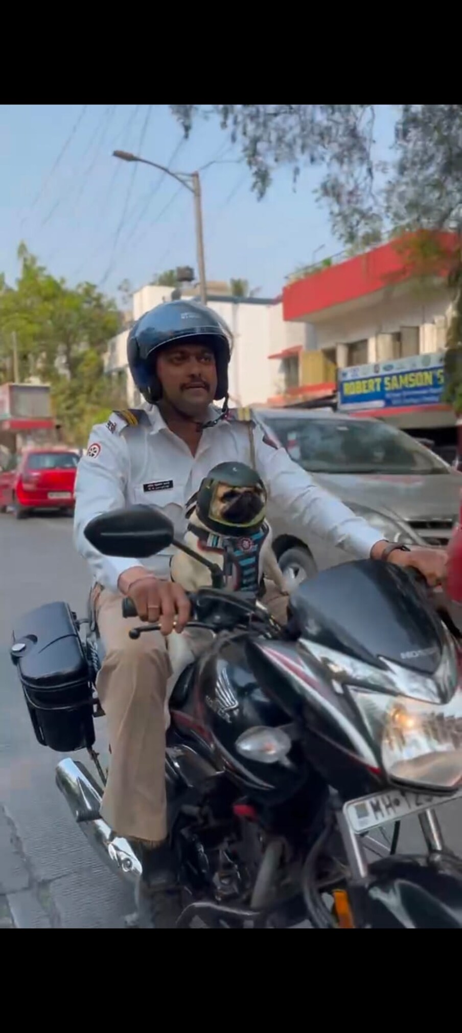 अपघातामुळे अनेकांचा जीव जात असून प्रत्येकाला हेल्मेट घालण्यासाठी सांगितलं आहे. 