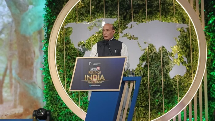 मुंबई : संरक्षण मंत्री राजनाथ यांनी भारतीय अर्थव्यवस्थेबद्दल मोठं विधान केलं आहे. भारतीय अर्थव्यवस्था ही जगातील पहिल्या स्थानवर लवकर जाईल असं भाकित त्यांनी राईझिंग इंडियाच्या वेळी बोलताना केलं.