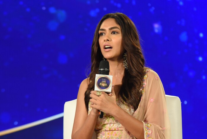  मृणाल पुढे म्हणाली, "हे भारतीय सिनेमांचं युग आहे. नुकतेच दोन ऑस्कर अवॉर्ड देखील देशात आले आहेत. मराठी, तमिळ, तेलगू, हिंदी, मल्याळम, कन्नड चित्रपटांमध्ये काम करण्याच्या संधी मिळत असताना मी काम करत आहे याबद्दल मी स्वतःला भाग्यवान समजतो" .