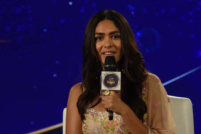  अभिनेत्री मृणाल ठाकूरने न्यूज18 रायझिंग इंडियाच्या कार्यक्रमात सांगितलं की, "मला आनंद आहे की मी अशा वेळी सिनेसृष्टीत प्रवेश करत आहे जेव्हा सिनेसृष्टी खूप गतिमान झाली आहे".