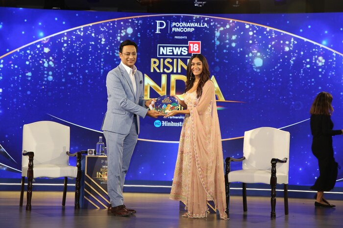  मृणाल लव्ह सोनिया सिनेमातून प्रेक्षकांच्या पसंतीस उतरली.सिनेमाला जास्त प्रतिसाद मिळाला नसला तरी हा सिनेमा मृणालसाठी खूप महत्त्वाचा होता, असं तिनं न्यूज18 रायझिंग इंडिया कार्यक्रमात सांगितलं.