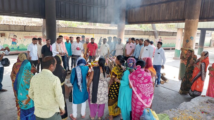 प्रतिकात्मक आंदोलनातून महागाईकडे सरकारचं लक्ष वेधलं. 