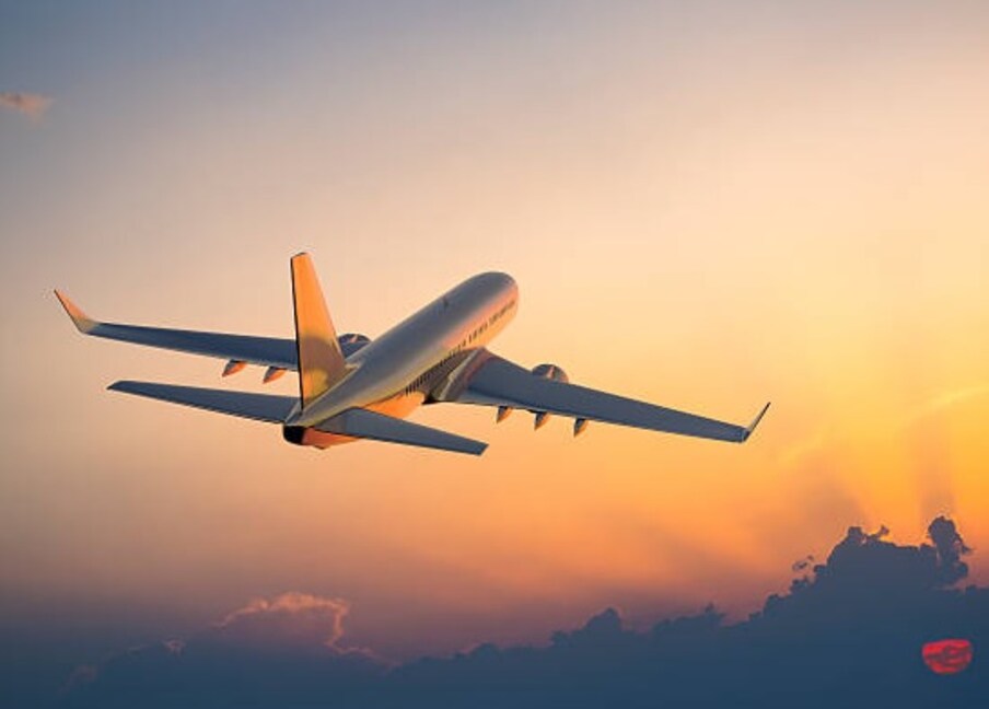 सर्वात मोठं मानलं जाणाऱ्या बोइंग 747 विषयी आपण जाणून घेऊया. यामध्ये जवळपास 500 प्रवासी प्रवास करतात. याची सरासरी स्पीड जवळपास 900 किलोमीटर प्रतितास असते. 