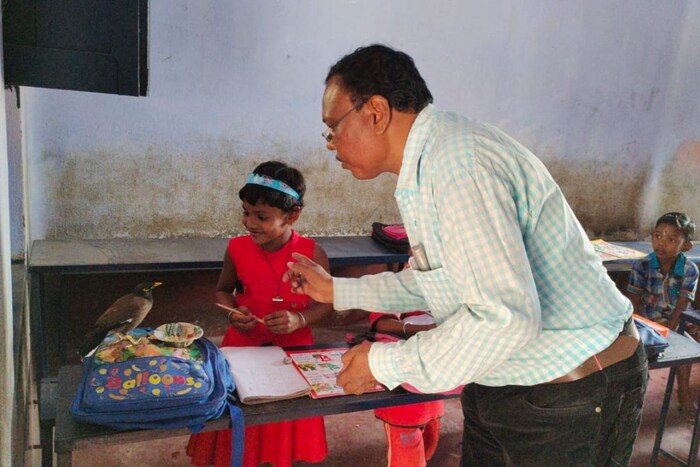 अंकिता म्हणते की, ज्या दिवशी ती मिठूला पाहत नाही, तेव्हा ती अस्वस्थ होते. तसेच शिक्षकांनी सांगितले की, ज्या दिवशी अंकिता शाळेत येत नाही त्या दिवशी मिठू दिसत नाही. ती इकडे तिकडे अंकिताला शोधत फिरते. कधी कधी मिठू अंकिताच्या घरी देखील जाते. यादोघांमधील ही मैत्री आणि असं प्रेम पाहून सर्वांनाच आश्चर्य वाटत आहे. आता फक्त अंकिताच नाही तर शिक्षक आणि इतर विद्यार्थ्यांपासून सगळेच मिठूच्या प्रेमात पडले आहेत.