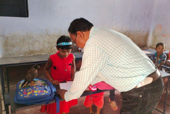 अंकिता मिठूच्या अन्न भरवते शिवाय मिठू सोबत खेळते देखील. या दोघांमधील हे बॉन्डिंग पाहून प्रत्येकालाच आश्चर्य वाटत आहे.