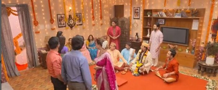  दरम्यान ती लग्न सोडून पळून गेली असेल असं अनिरुद्ध म्हणतो. त्यामुळे मालिकेत पुन्हा एकदा ट्विस्ट पाहायला मिळत आहे. 