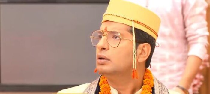  मात्र ईशा धावत मंडपात येत सांगते की, आई आपल्या खोलीत नाहीय. आणि घरात कुठेच नाहीय. 