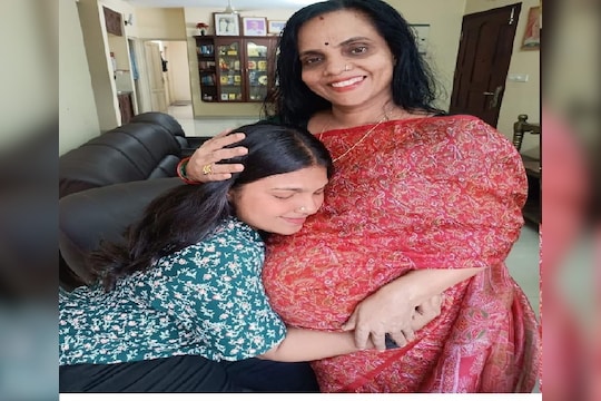 23 वर्षांच्या मुलीची 47 वर्षांची आई प्रेग्नंट